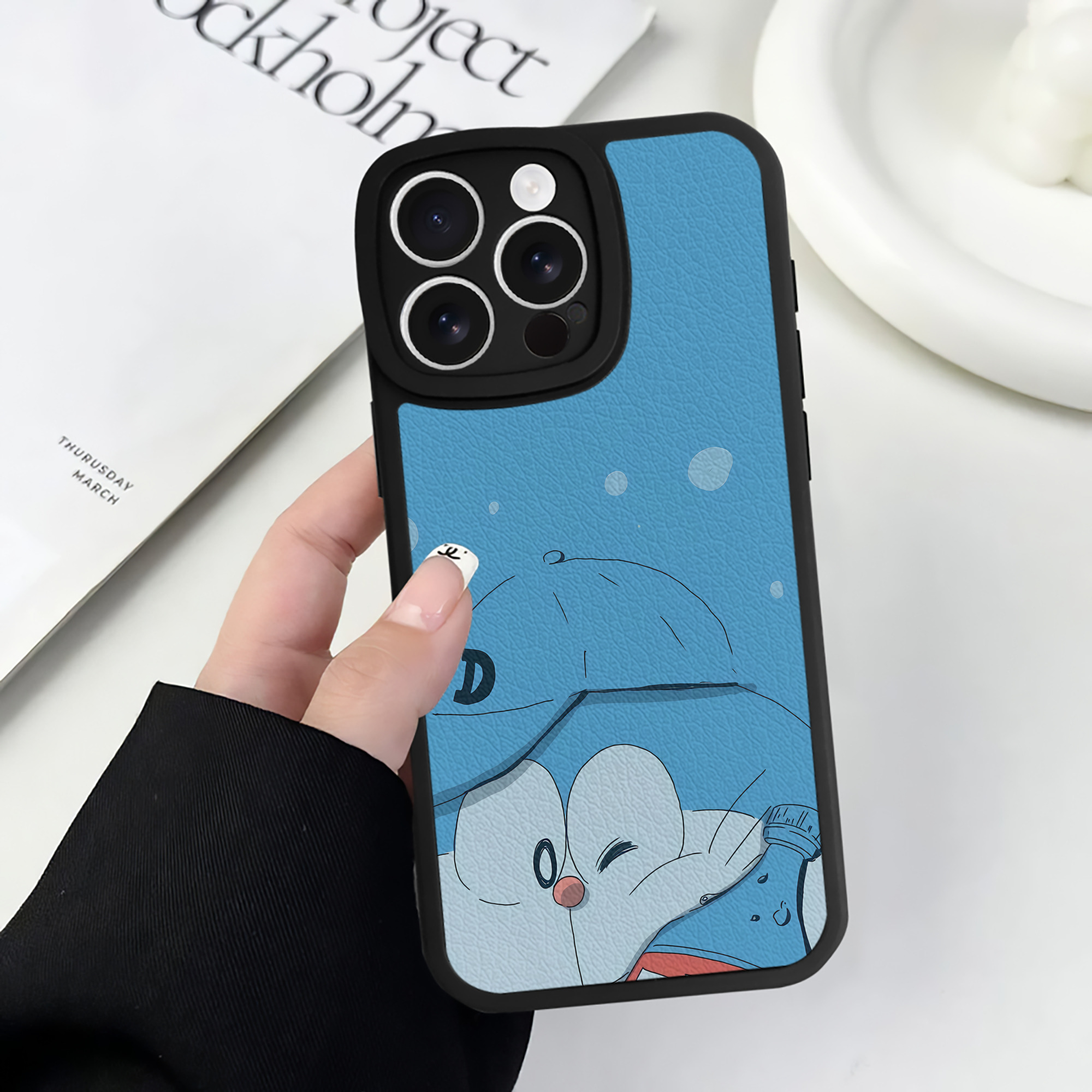 （画像用） ドラえもん Doraemon 【iPhone 16シリーズ対応】シリコンスマホケース（レザー調） 材質：シリコン